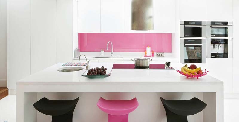 thiết kế phòng bếp màu hồng với màu trắng đẹp