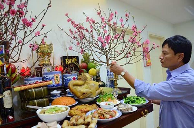 hoa đào trên bàn thờ hoa đặt trên bàn thờ gia tiên