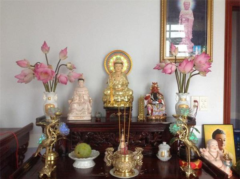 đặt hoa trên bàn thờ phù hợp đặt hoa trên bàn thờ đẹp