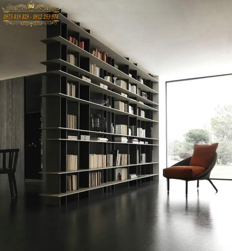 Phòng đọc sách với kệ sách chạm trần tiết kiệm tối đa diện tích