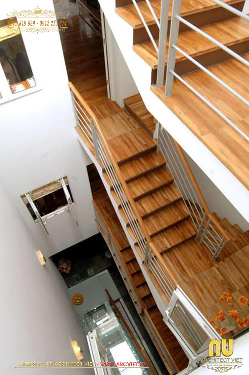 Cầu thang bộ lên xuống trong thiết kế nhà lệch tầng 7x10m thiết kế nhà lệch tầng 7x10m