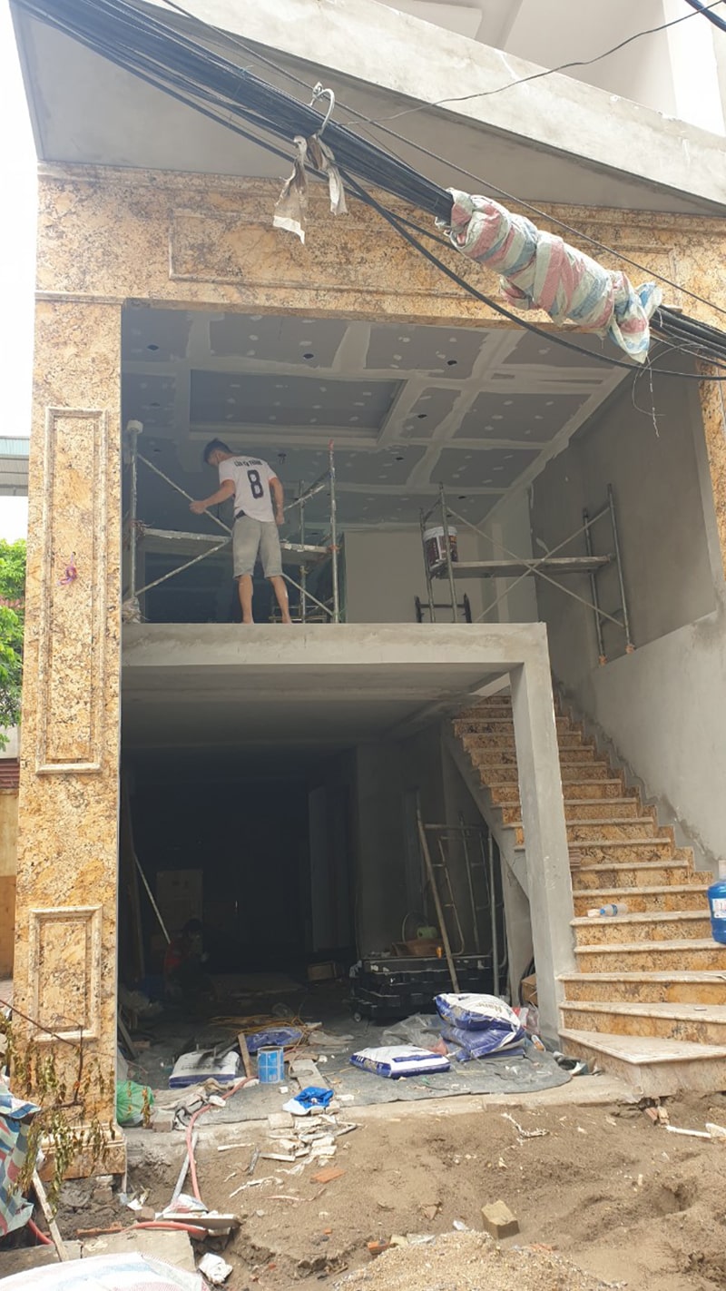 Ngôi nhà phố của gia đình anh Sơn được xây dựng ở vị trí đắc địa đông người qua lại
