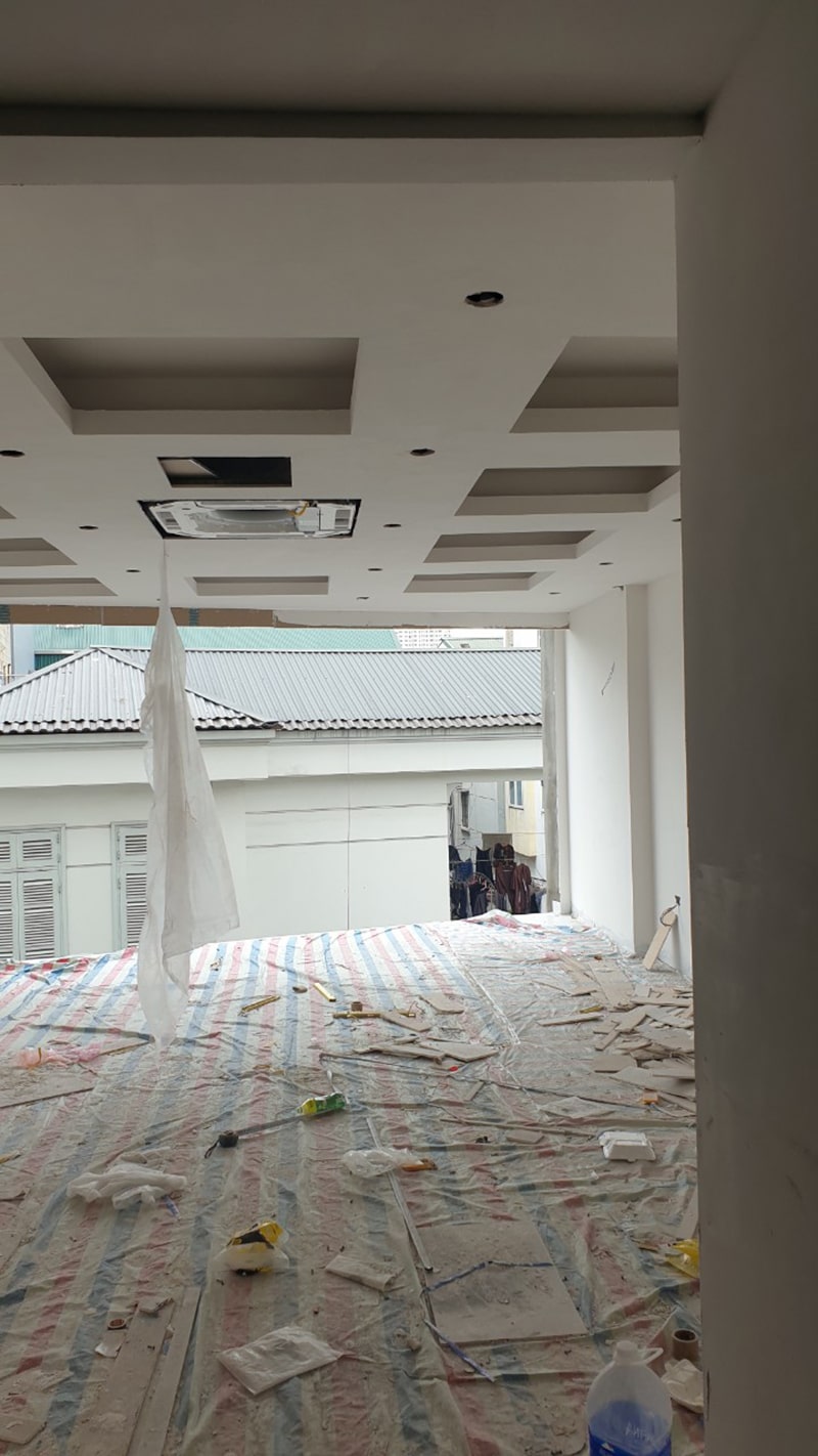 Hình ảnh thực tế mặt sàn tầng điển hình trong ngôi nhà ống 6 tầng kết hợp ở và làm văn phòng của gia đình anh Sơn