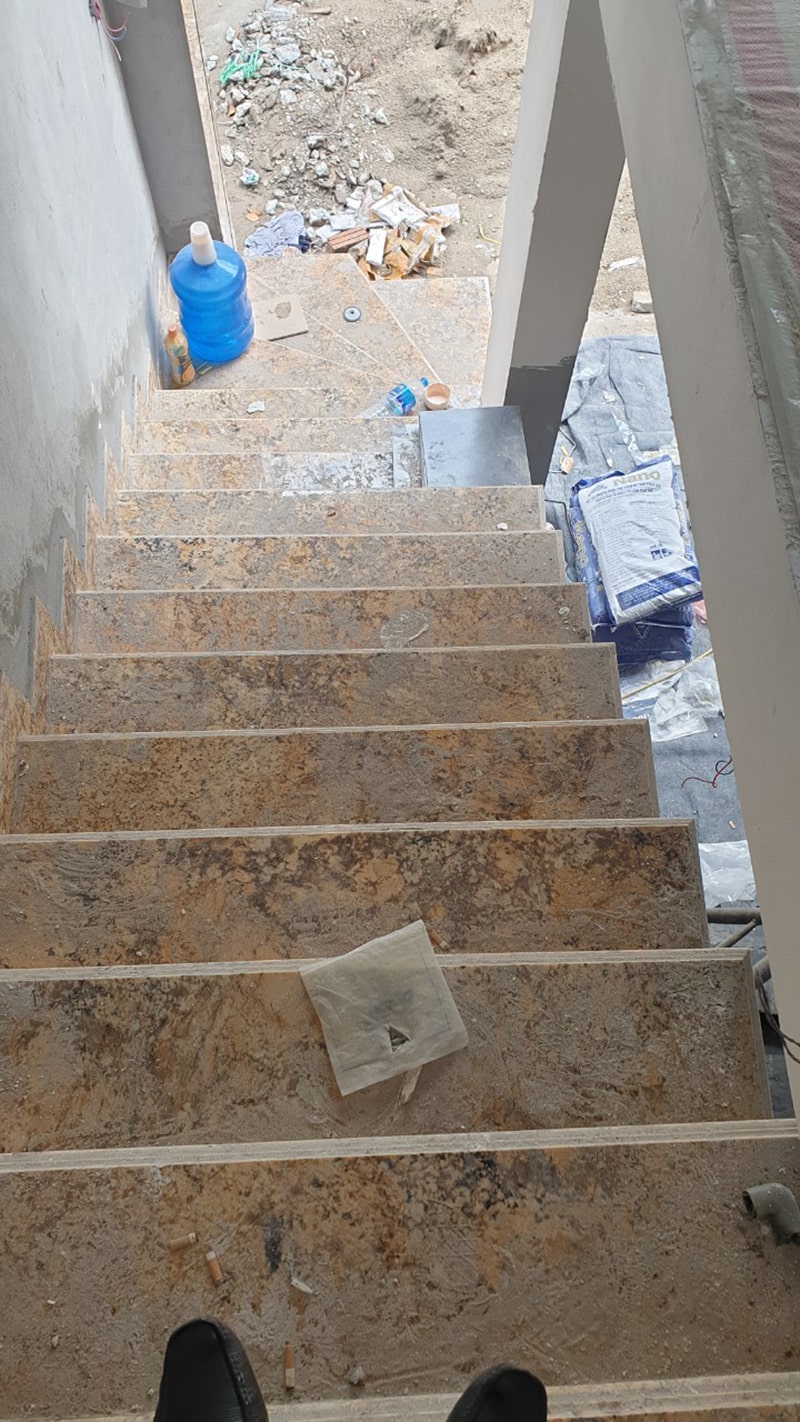 Thang đi phía trước nhà lối từ tầng trệt lên tầng lửng