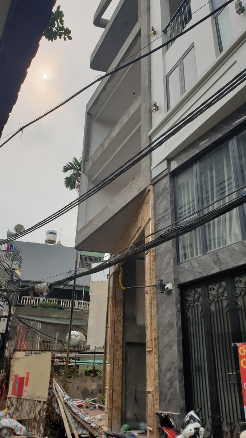 Hình ảnh thực tế góc nghiêng bị chéo vát đất, kts architec Việt đã thiết kế cho gia chủ thành ban công đẹp mắt và rất nghệ thuật 