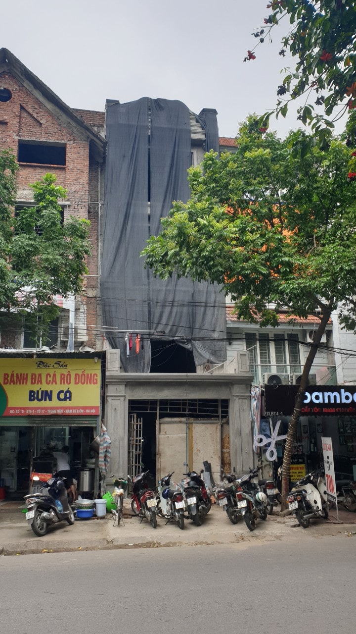 Ngôi nhà phố 4x16m kết hợp kinh doanh của gia đình chú Đức đang được hoàn thiện dần