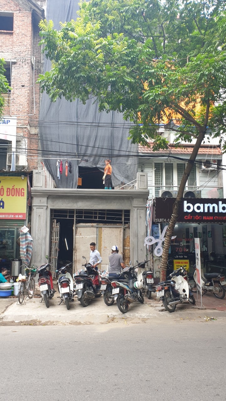 Ngôi nhà phố có mặt tiền 4m nằm ở vị trí đường giao thông thuận tiện, nên khi vừa xây thô xong đã có rất nhiều đơn vị đến để ký hợp đồng thuê kinh doanh 