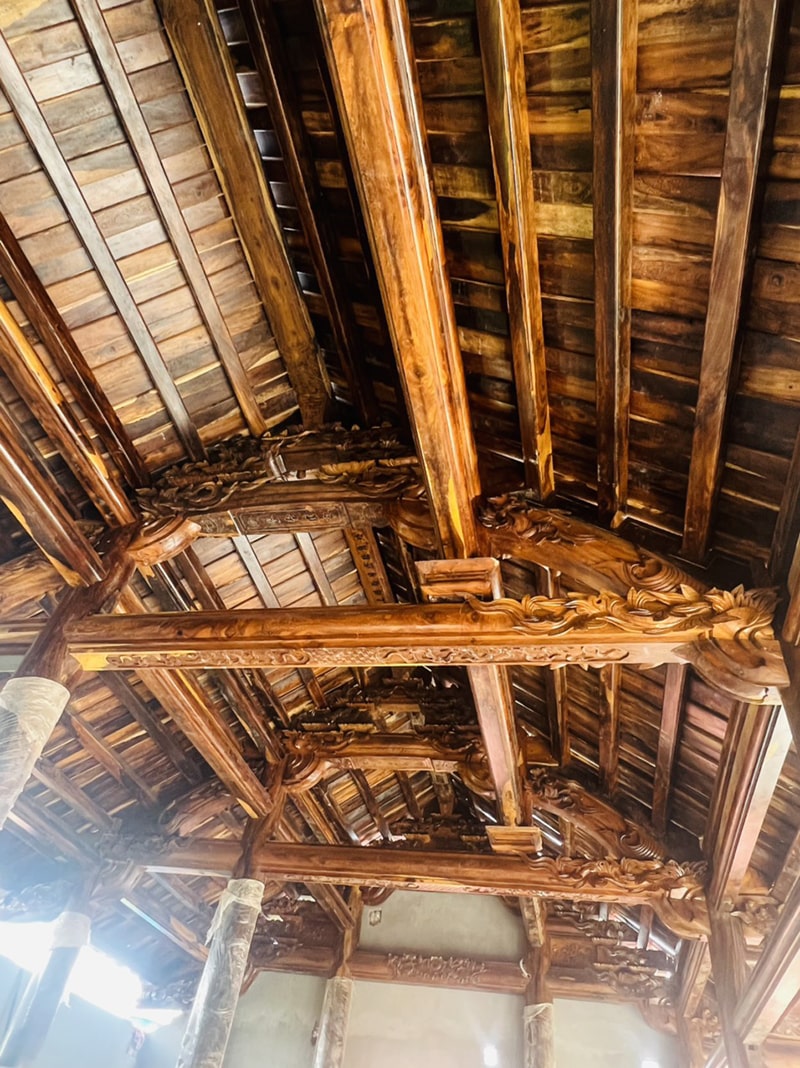 Hình ảnh nhà gỗ 3 gian trên tầng 2 của nhà anh Mừng - phần gỗ bên trong nhà thờ