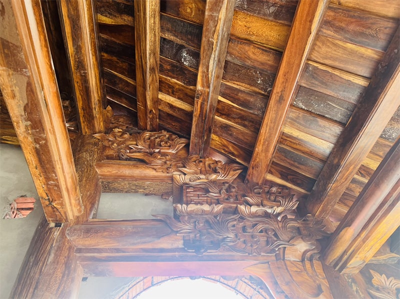 Phần mái gỗ bên trong nhà thờ tầng 2
