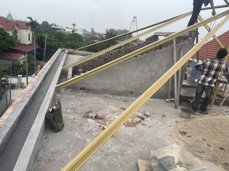 Lắp đặt hệ vì kèo trước khi lợp ngói sóng của phần mái nhật