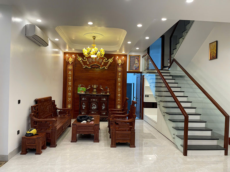 Nhà anh Hùng có làm thêm 1 bàn thờ nhỏ của riêng gia đình anh ở dưới tầng 1 