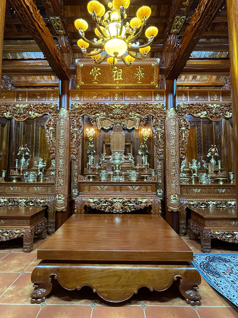 Ngôi nhà thờ 3 gian trên tầng 2 của gia đình anh Hùng được làm bằng gỗ Lim Nam Phi