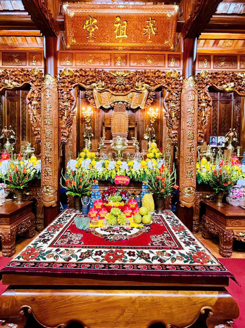 Hình ảnh nội thất nhà thờ 3 gian làm bằng gỗ của gia đình anh Hùng