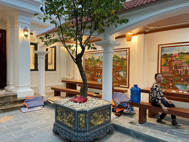 Vì quỹ đất hạn chế nên khu vực ngoài sân có thiết kế xây dựng khu vực ngồi nghỉ, đây cũng là nơi ngồi ăn cỗ mỗi khi gia đình có giỗ hay lễ Tết