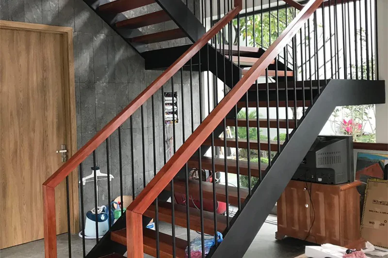 Mẫu cầu thang sắt đơn giản