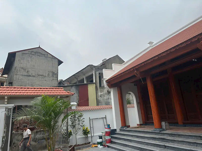 Hình ảnh nhà thờ họ 3 gian bê tông giả gỗ có khoảng sân xanh mát phía trước để trồng cây 